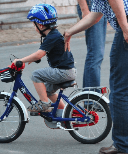 Ein Fahrradhelm erhöht die Verkehrssicherheit 